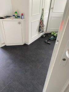 Steinplatten in anthrazit mit Schieferoptik - die passende Wahl für Ihr Zuhause - Grischa Boden
