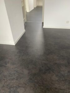 Steinplatten in anthrazit mit Schieferoptik - die passende Wahl für Ihr Zuhause - Grischa Boden