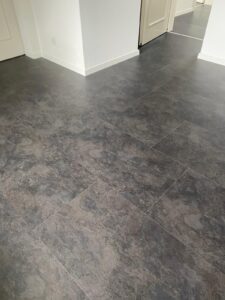 Steinplatten in anthrazit mit Schieferoptik - die passende Wahl für Ihr Zuhause - Grischa Boden