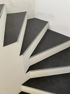 Treppenverkleidung aus Stein - Grischa Boden Ihr Bodenleger in Graubünden und der Ostschweiz