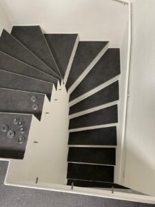 Treppenverkleidung aus Stein - Grischa Boden Ihr Bodenleger in Graubünden und der Ostschweiz
