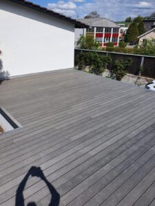 Holzboden für Terasse - langlebigkeit & robustheit sind wichtig bei der Auswahl des passenden Holzes für Ihren Balkon - Grischa Boden berät Sie, welche Holzarten sich am besten dafür eignen