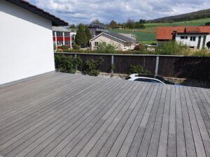 Holzboden für Terasse - langlebigkeit & robustheit sind wichtig bei der Auswahl des passenden Holzes für Ihren Balkon - Grischa Boden berät Sie, welche Holzarten sich am besten dafür eignen