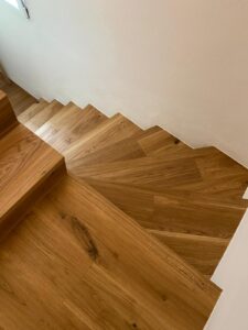 Treppenverkleidung für offene Treppe aus Parkett für einen warmen und stilvollen Look - Grischa Boden, Ihr Bodenleger in Graubünden und der Ostschweiz