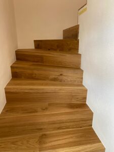 Treppenverkleidung für offene Treppe aus Parkett für einen warmen und stilvollen Look - Grischa Boden, Ihr Bodenleger in Graubünden und der Ostschweiz