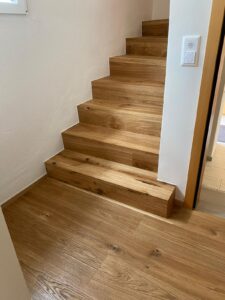 Treppenverkleidung für offene Treppe aus Parkett für einen warmen und stilvollen Look - Grischa Boden, Ihr Bodenleger in Graubünden und der Ostschweiz