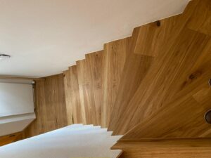 Treppenverkleidung für offene Treppe aus Parkett für einen warmen und stilvollen Look - Grischa Boden, Ihr Bodenleger in Graubünden und der Ostschweiz