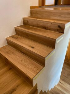 Treppenverkleidung für offene Treppe aus Parkett für einen warmen und stilvollen Look - Grischa Boden, Ihr Bodenleger in Graubünden und der Ostschweiz