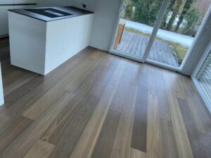 Stilvoller Holzboden fürs Wohnzimmer und die Küche von Grischa Boden