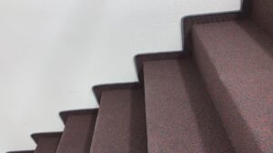 Teppichverkleidung für Treppen, die rutschfeste alternative zu Holz und Steinböden - jetzt vom profi verlegen lassen - Grischa Boden