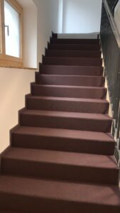 Teppichverkleidung für Treppen, die rutschfeste alternative zu Holz und Steinböden - jetzt vom profi verlegen lassen - Grischa Boden