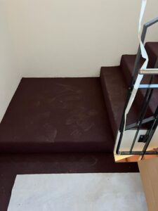 Teppichverkleidung für Treppen, die rutschfeste alternative zu Holz und Steinböden - jetzt vom profi verlegen lassen - Grischa Boden