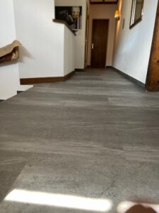 Steinboden verlegen lassen - wunderschöne Bodenplatten von Grischa Boden in Chur