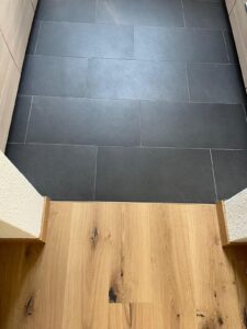 Passgenaue Arbeit und saubere Übergänge von Ihrem professionellen Bodenleger - Grischa Boden