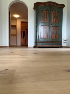 Holzboden verlegen lassen für ein warmes und modernes Zuhause - Grischa Boden ihr professioneller Bodenleger in Graubünden und der Ostschweiz