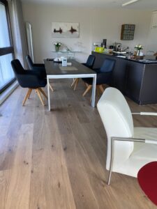 Holzboden verlegen lassen für ein warmes und modernes Zuhause - Grischa Boden ihr professioneller Bodenleger in Graubünden und der Ostschweiz