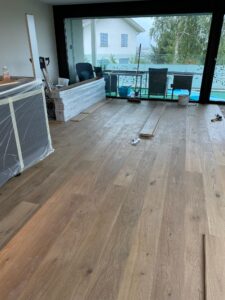Holzboden verlegen lassen für ein warmes und modernes Zuhause - Grischa Boden ihr professioneller Bodenleger in Graubünden und der Ostschweiz