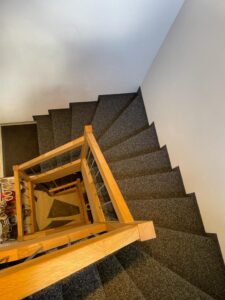 Treppenverkleidung aus Teppich vom Profi verlegen lassen - Grischa Boden ihr Bodenleger in Graubünden und der Ostschweiz