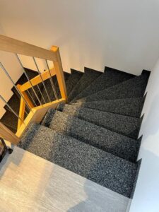 Treppenverkleidung aus Teppich vom Profi verlegen lassen - Grischa Boden