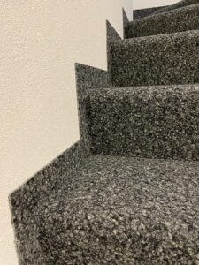 Treppenverkleidung aus Teppich vom Profi verlegen lassen - Grischa Boden