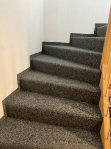 Treppenverkleidung aus Teppich vom Profi verlegen lassen - Grischa Boden
