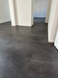 Vinyl Boden mit Steinoptik verlegen lassen vom Profi - Grischa Boden