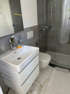 Schöne Wandverkleidung mit Steinplatten für Ihr Badezimmer - Grischa Boden Ihr professioneller Bodenleger aus der Ostschweiz