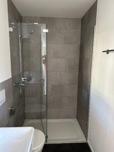 Schöne Wandverkleidung mit Steinplatten für Ihr Badezimmer - Grischa Boden Ihr professioneller Bodenleger aus der Ostschweiz