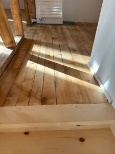 Stilvolle Treppenverkleidung aus Parkett, jetzt von Ihrem Profi Bodenleger verlegen lassen - Grischa Boden