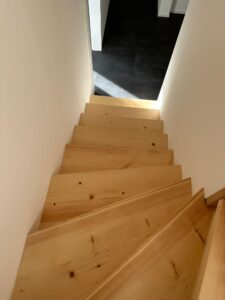 Stilvolle Treppenverkleidung aus Parkett, jetzt von Ihrem Profi Bodenleger verlegen lassen - Grischa Boden