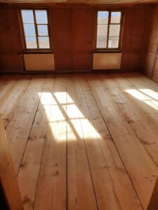 Alter Holzboden abschleifen lassen von Ihrem Bodenleger in Graubünden und der Ostschweiz - Grischa Boden
