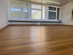 Langlebige Vinylboden in holzoptik verlegen lassen, bestens geeignet für Büroräumlichkeiten, Schulen und Industrie - Grischa Boden