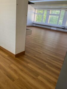 Langlebige Vinylboden in Holzoptik verlegen lassen, bestens geeignet für Büroräumlichkeiten, Schulen und Industrie - Grischa Boden