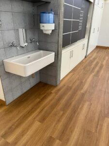Langlebige Vinylboden in Holzoptik verlegen lassen, bestens geeignet für Büroräumlichkeiten, Schulen und Industrie - Grischa Boden