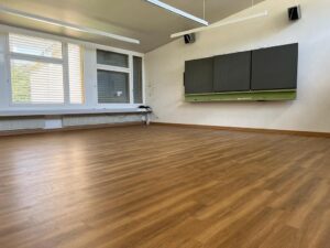 Langlebige Vinylboden in Holzoptik verlegen lassen, bestens geeignet für Büroräumlichkeiten, Schulen und Industrie - Grischa Boden