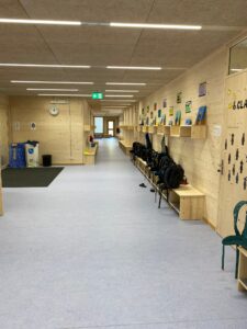 Langlebige Vinylboden verlegen lassen, bestens geeignet für Büroräumlichkeiten, Schulen und Industrie - Grischa Boden