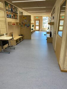 Langlebige Vinylboden verlegen lassen, bestens geeignet für Büroräumlichkeiten, Schulen und Industrie - Grischa Boden