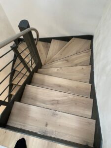 Moderne Treppenverkleidung aus Holz von Grischa Boden